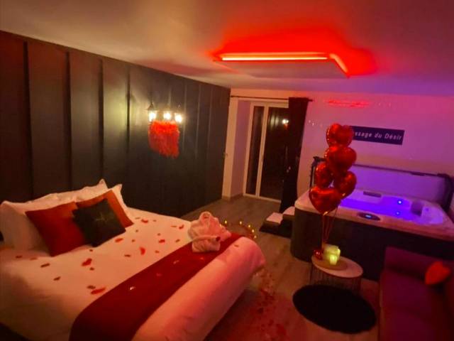 Vue interieure - L'Evasion chambre MONTMARTRE avec Jacuzzi privatif