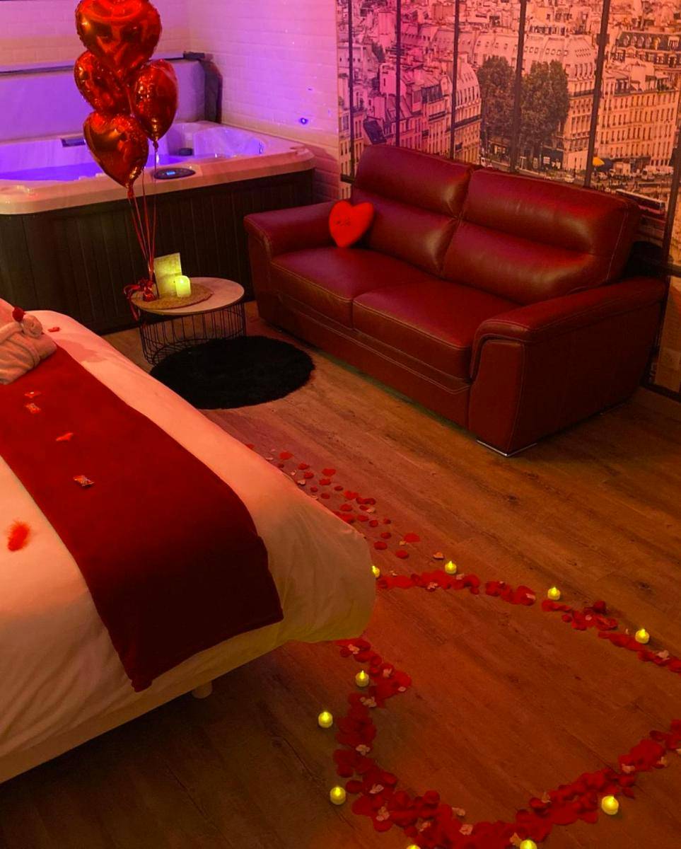 Autre vue interieure - L'Evasion chambre MONTMARTRE avec Jacuzzi privatif - Prinquiau