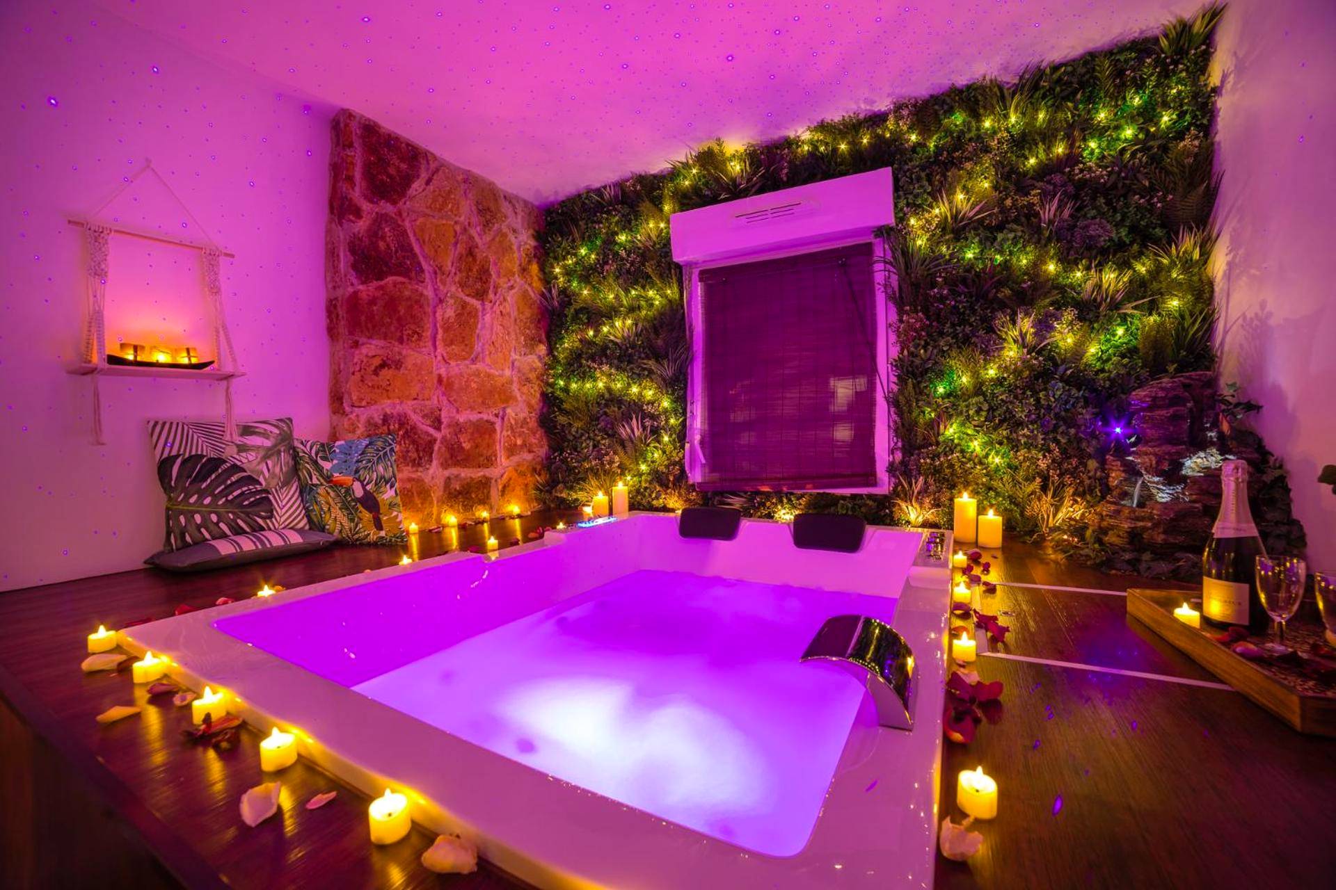 Jacuzzi privatif avec bougies et mur végétal - Love Room Troyes - Appartement L'Évasion Nature