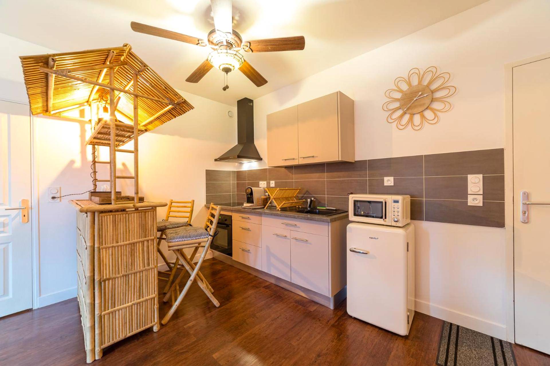 Cuisine équipée avec bar exotique en bambou - Appartement L'Évasion Nature
