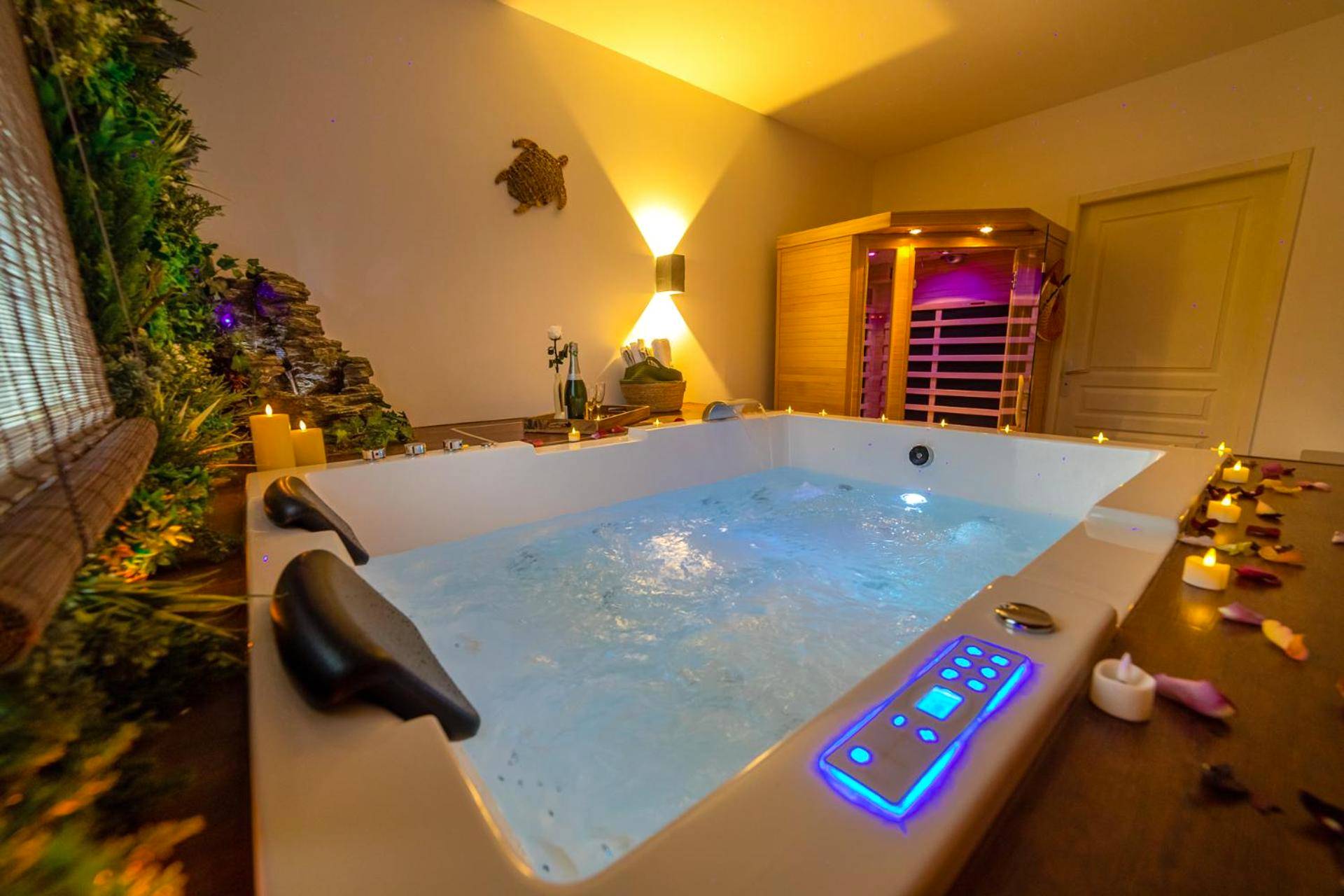 Baignoire balnéo lumineuse et sauna en bois - Appartement L'Évasion Nature