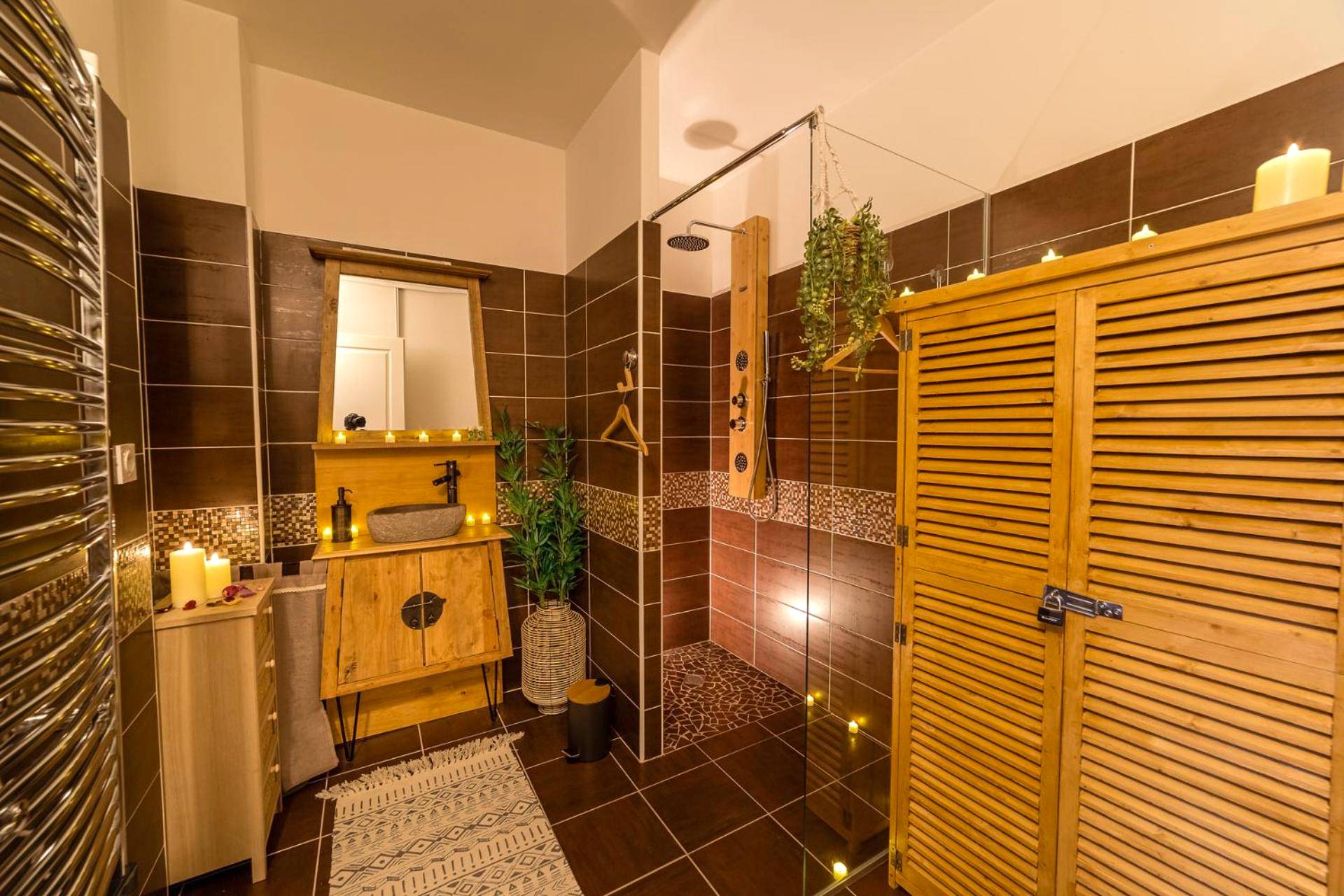 Salle d'eau avec douche à l'italienne et bougies - Appartement L'Évasion Nature