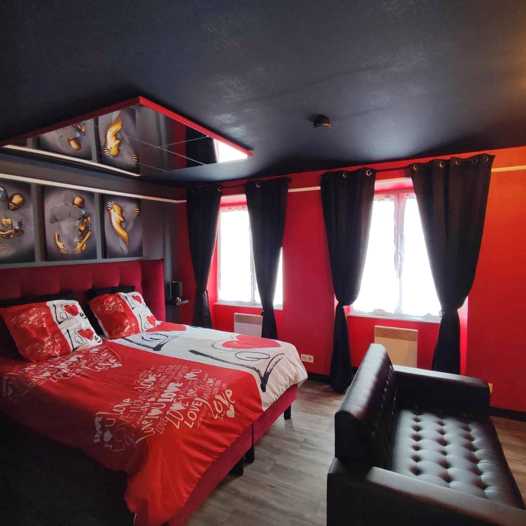 Lit double thématique avec éclairage rouge - L'évasion Plaisir Privé SPA