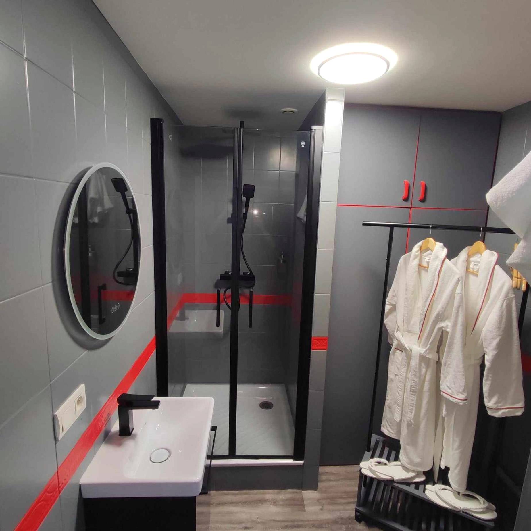 Salle d'eau moderne avec peignoirs - L'évasion Plaisir Privé SPA