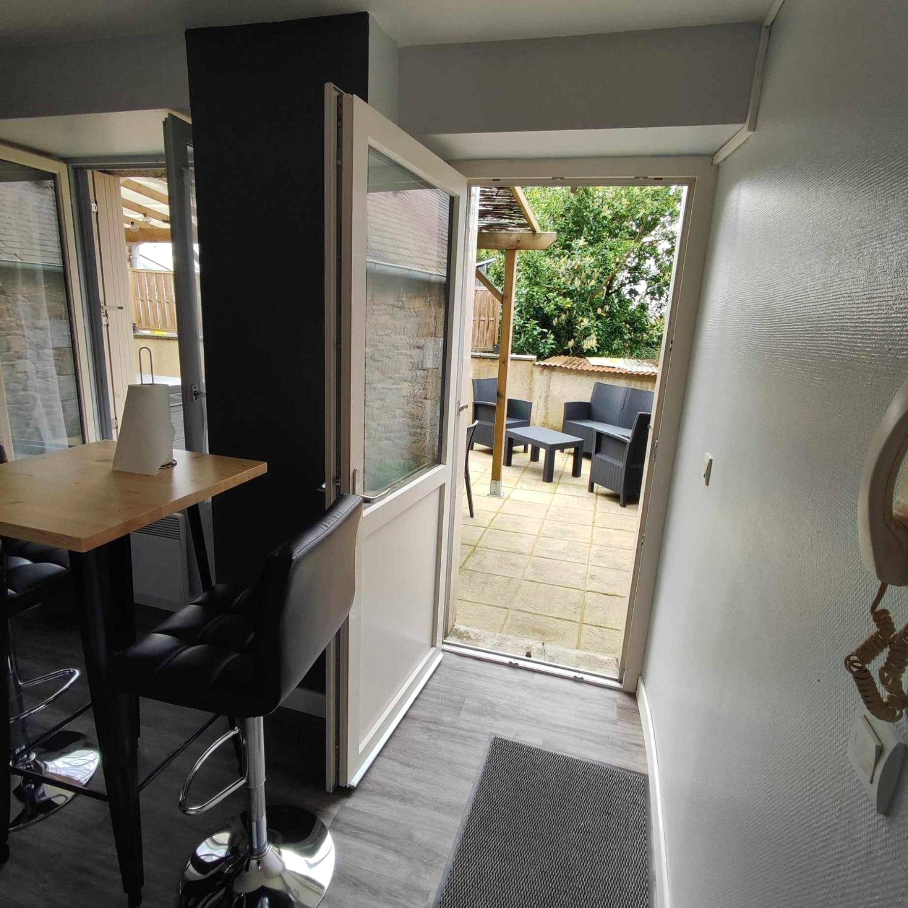 Coin repas ouvrant sur une terrasse - L'évasion Plaisir Privé SPA