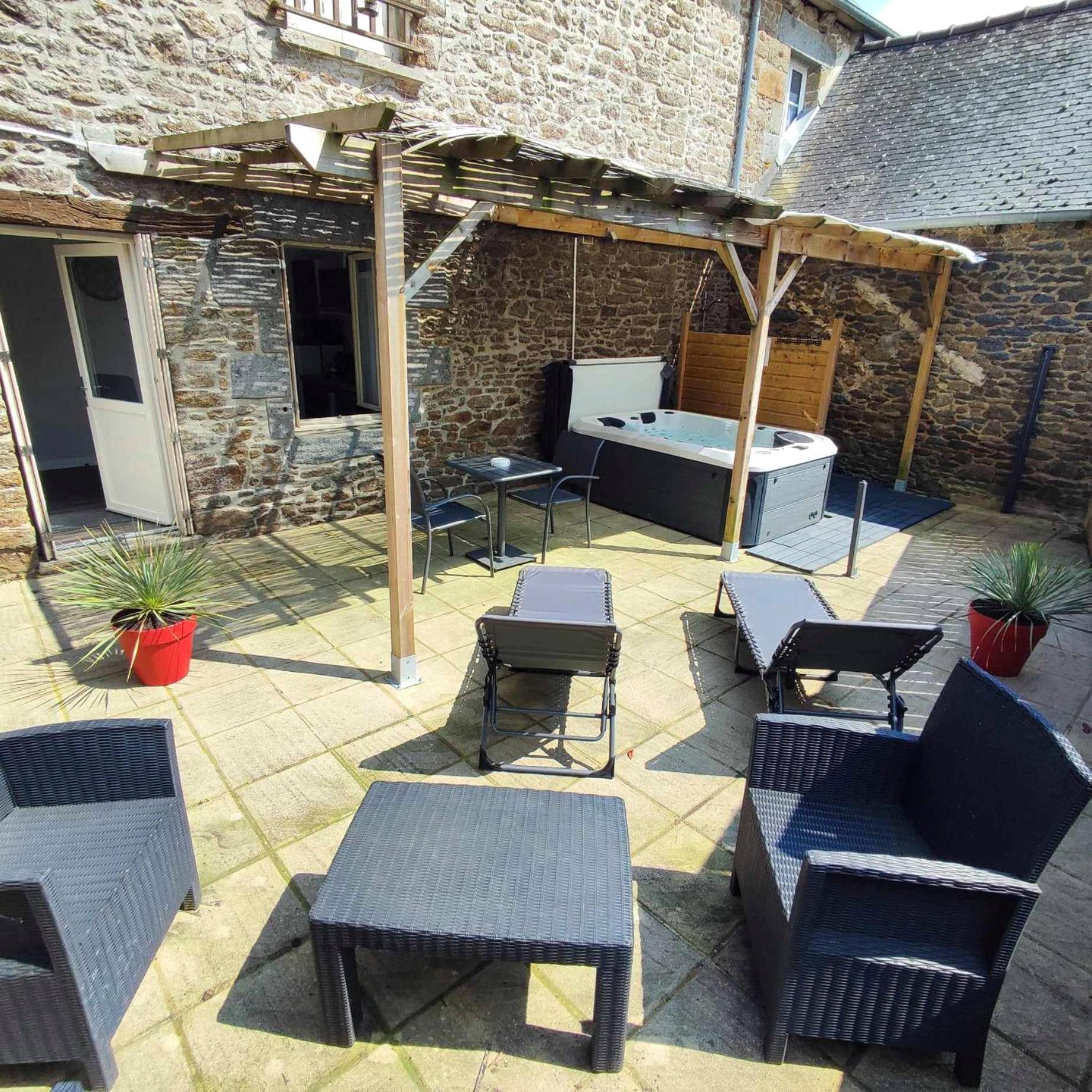 Terrasse privative avec jacuzzi et transats - L'évasion Plaisir Privé SPA