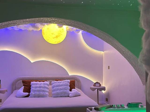Lit double sous arche et ciel étoilé - Evasion Room, Moon Nuit insolite - Ollioules Toulon Var