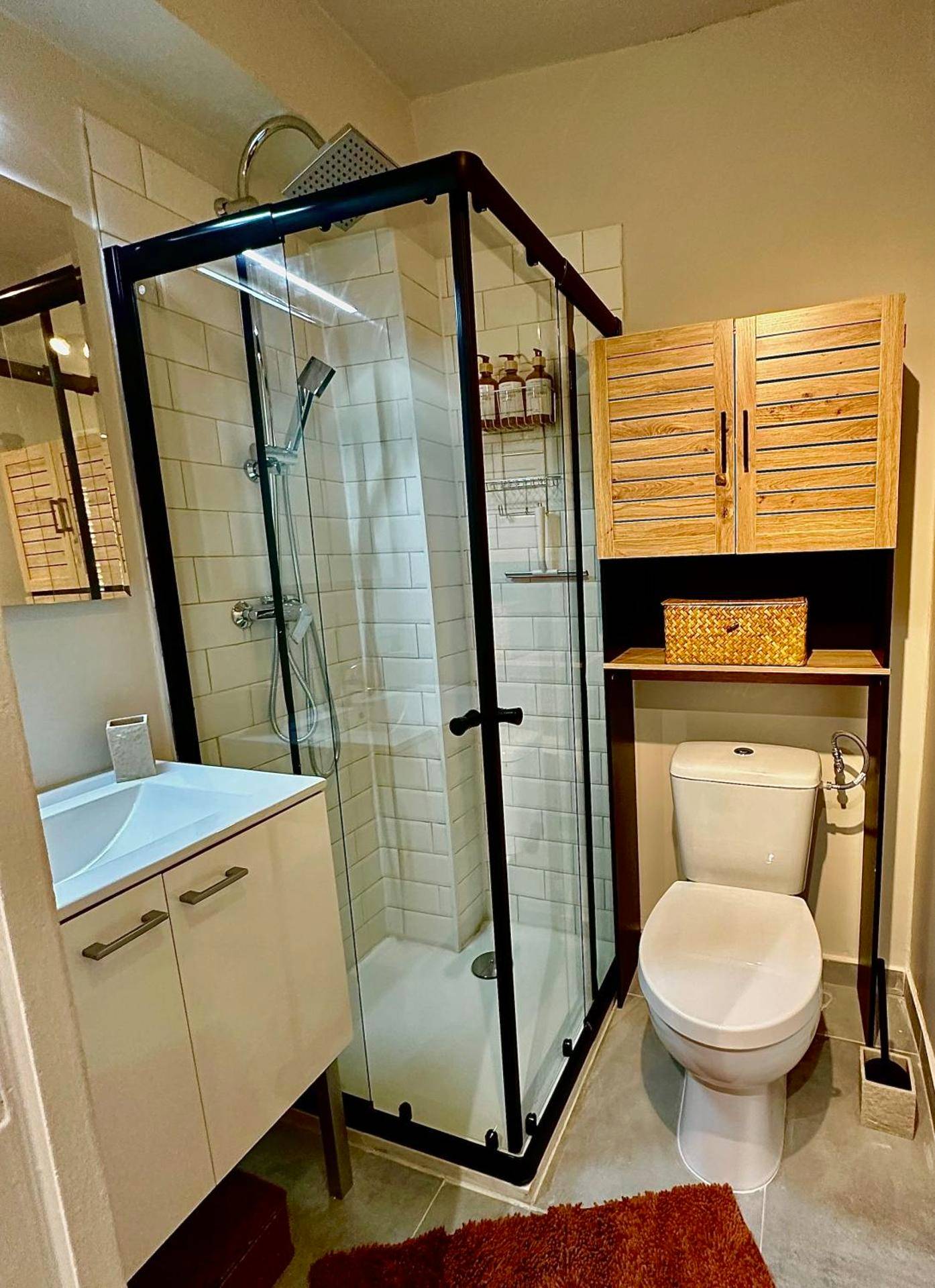 Salle d'eau moderne avec douche à l'italienne - Evasion Room, Moon Nuit insolite - Ollioules Toulon Var