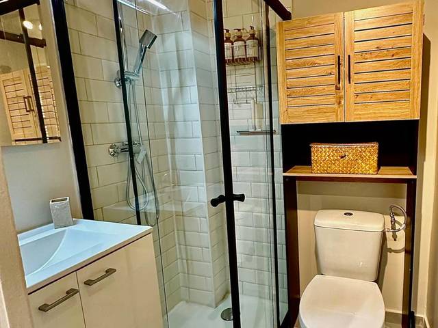 Salle d'eau moderne avec douche à l'italienne - Evasion Room, Moon Nuit insolite - Ollioules Toulon Var