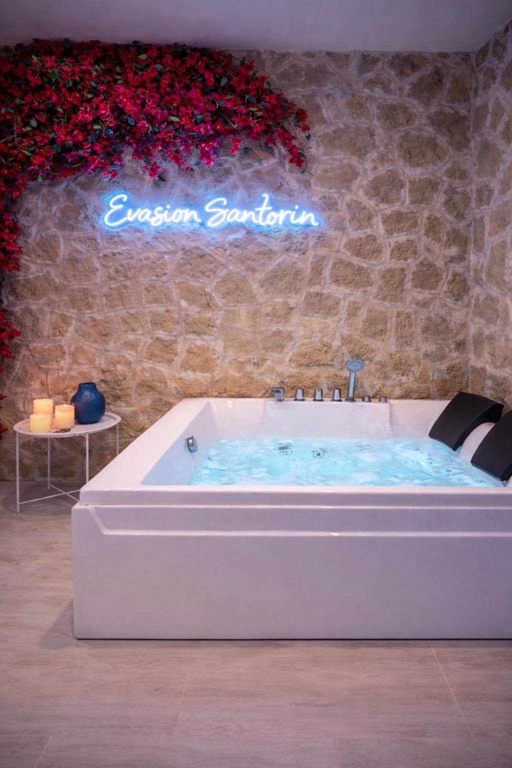 Jacuzzi privatif sous un mur de fleurs - Love Room Le Havre - Évasion Santorin - Jacuzzi & Relax