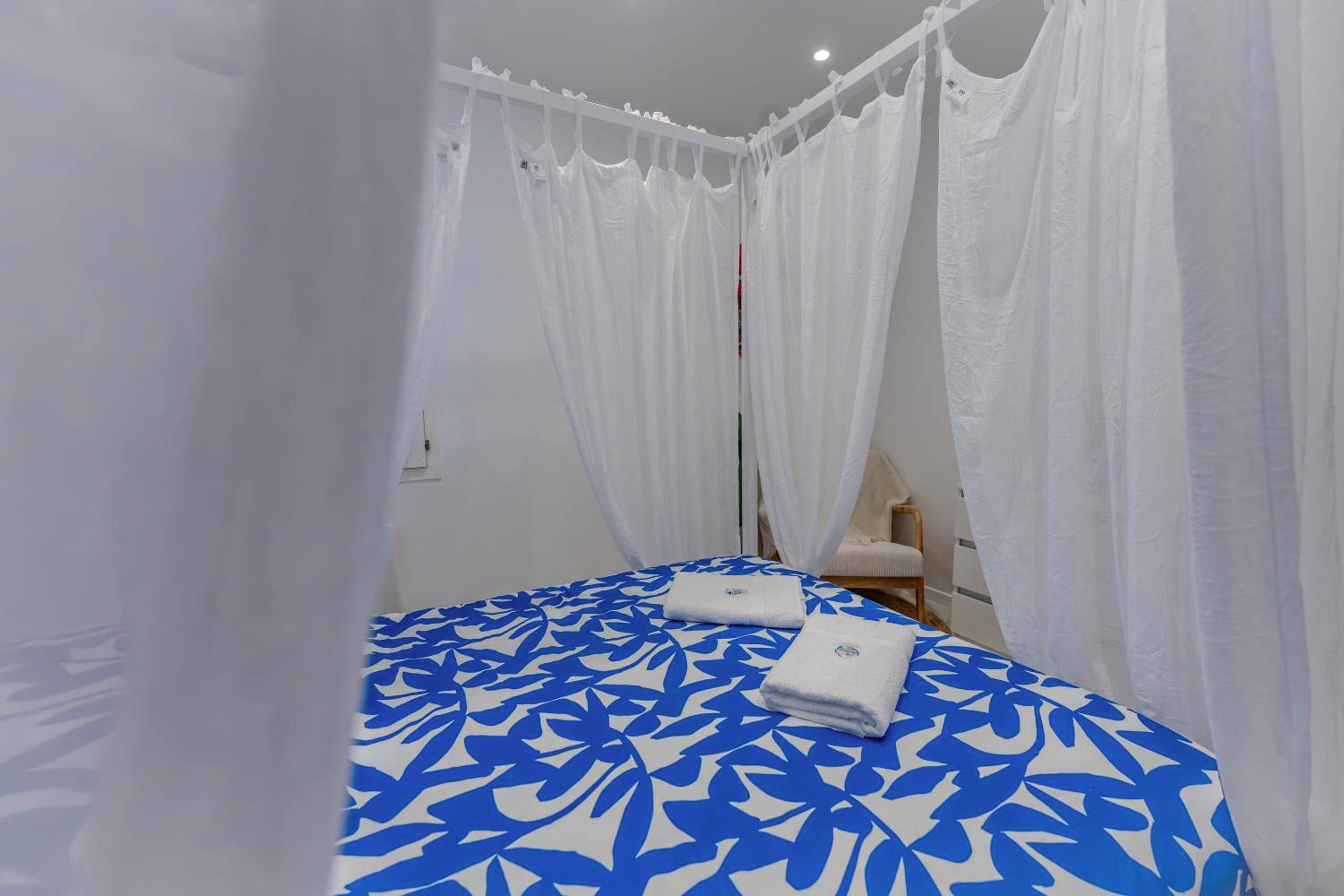 Lit à baldaquin avec parure bleue et blanche - Évasion Santorin - Jacuzzi & Relax