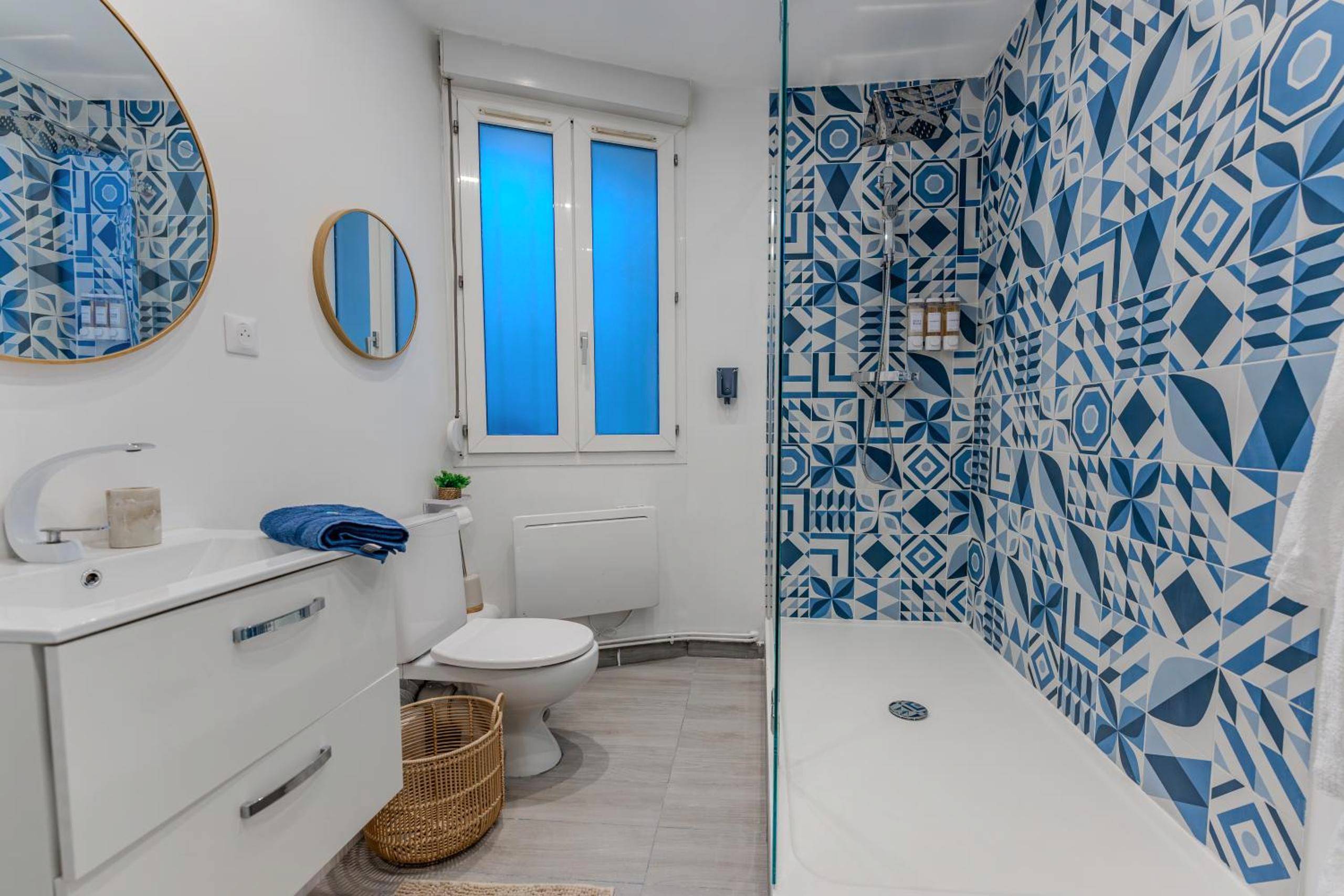 Salle d'eau avec douche à l'italienne mosaïque - Évasion Santorin - Jacuzzi & Relax