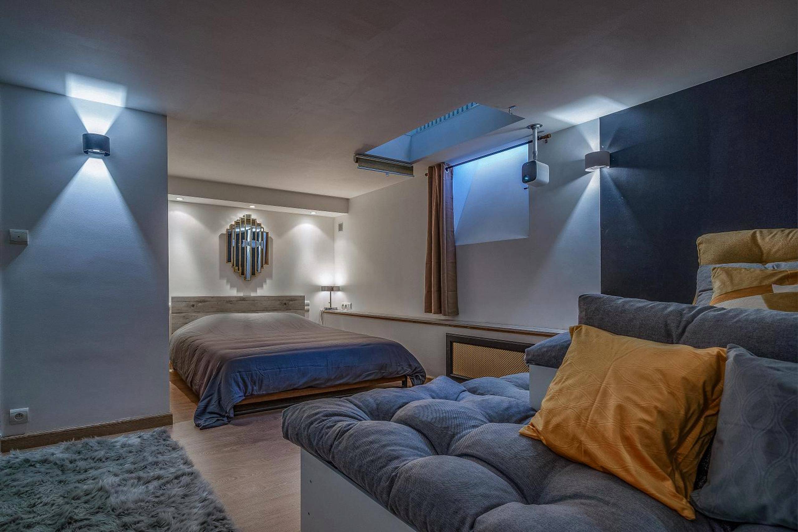 Chambre avec lit double et coin salon - L'Evasion - Sauna Jacuzzi Cinema