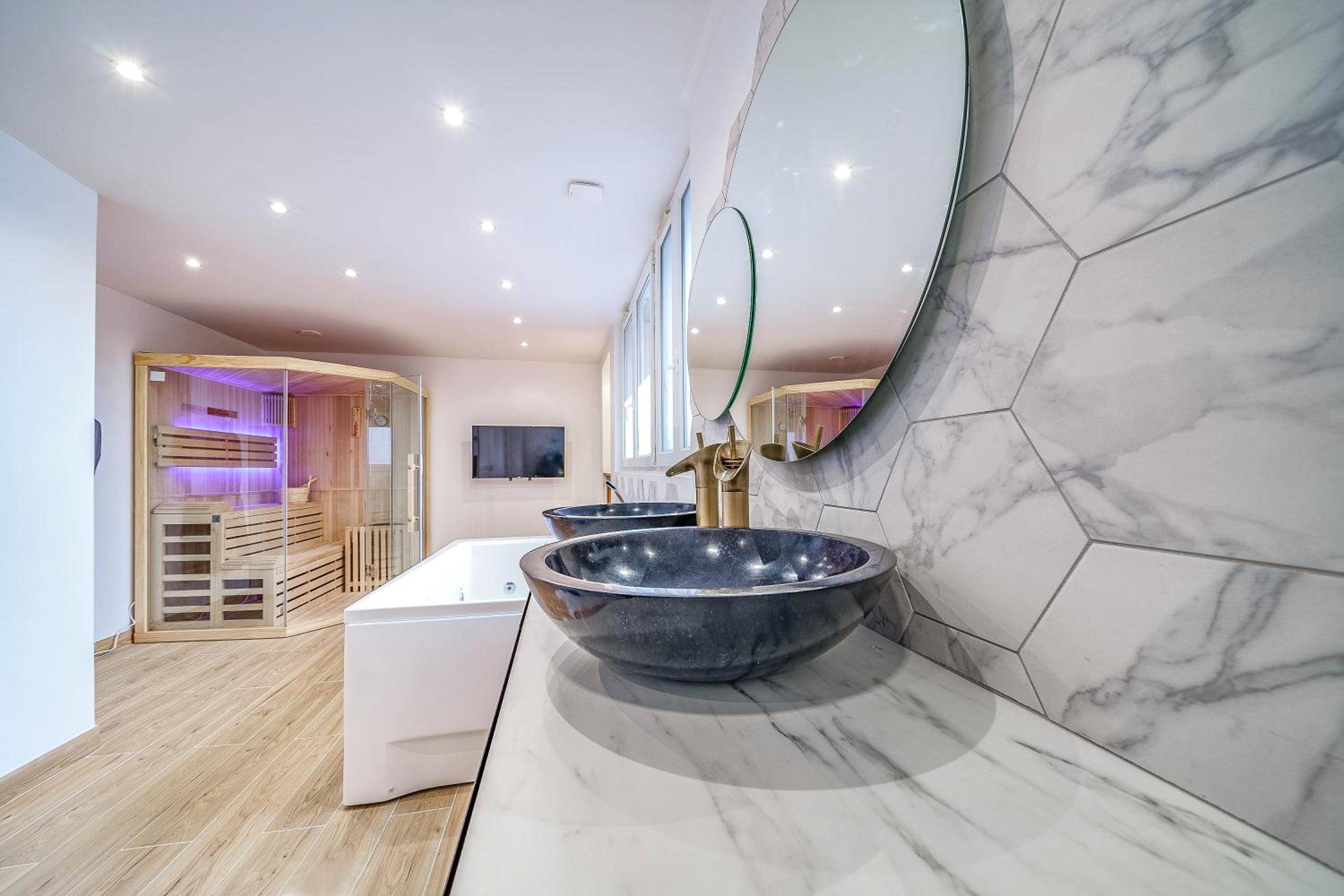 Double vasque sur plan de travail en marbre - L'Evasion - Sauna Jacuzzi Cinema