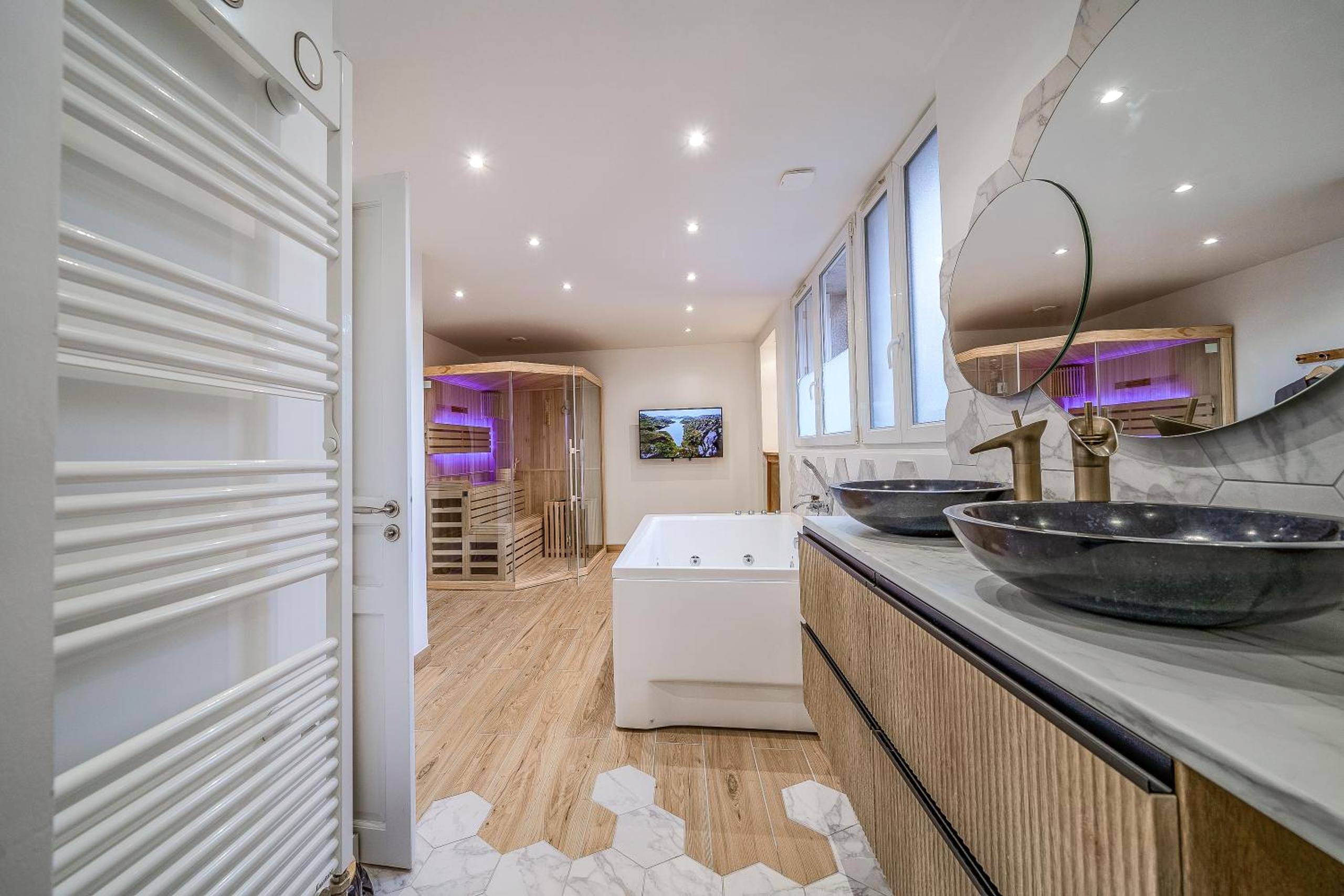 Espace bien - être avec sauna et baignoire balnéo - L'Evasion - Sauna Jacuzzi Cinema