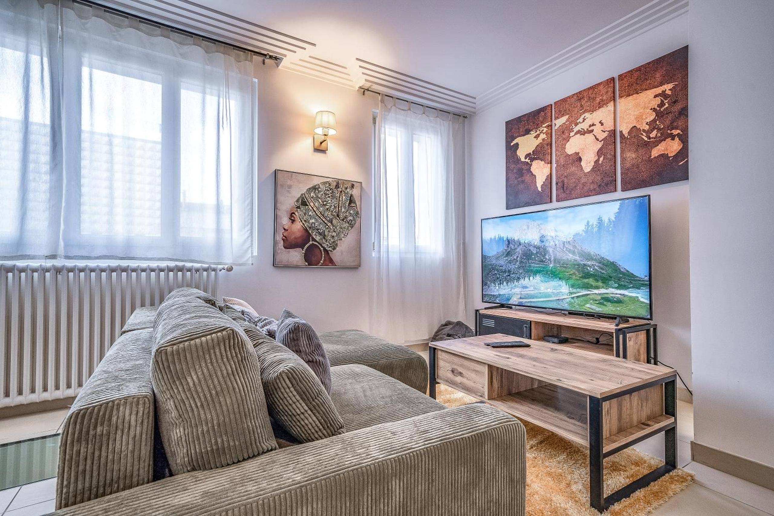 Salon avec canapé d'angle et grand écran TV - L'Evasion - Sauna Jacuzzi Cinema