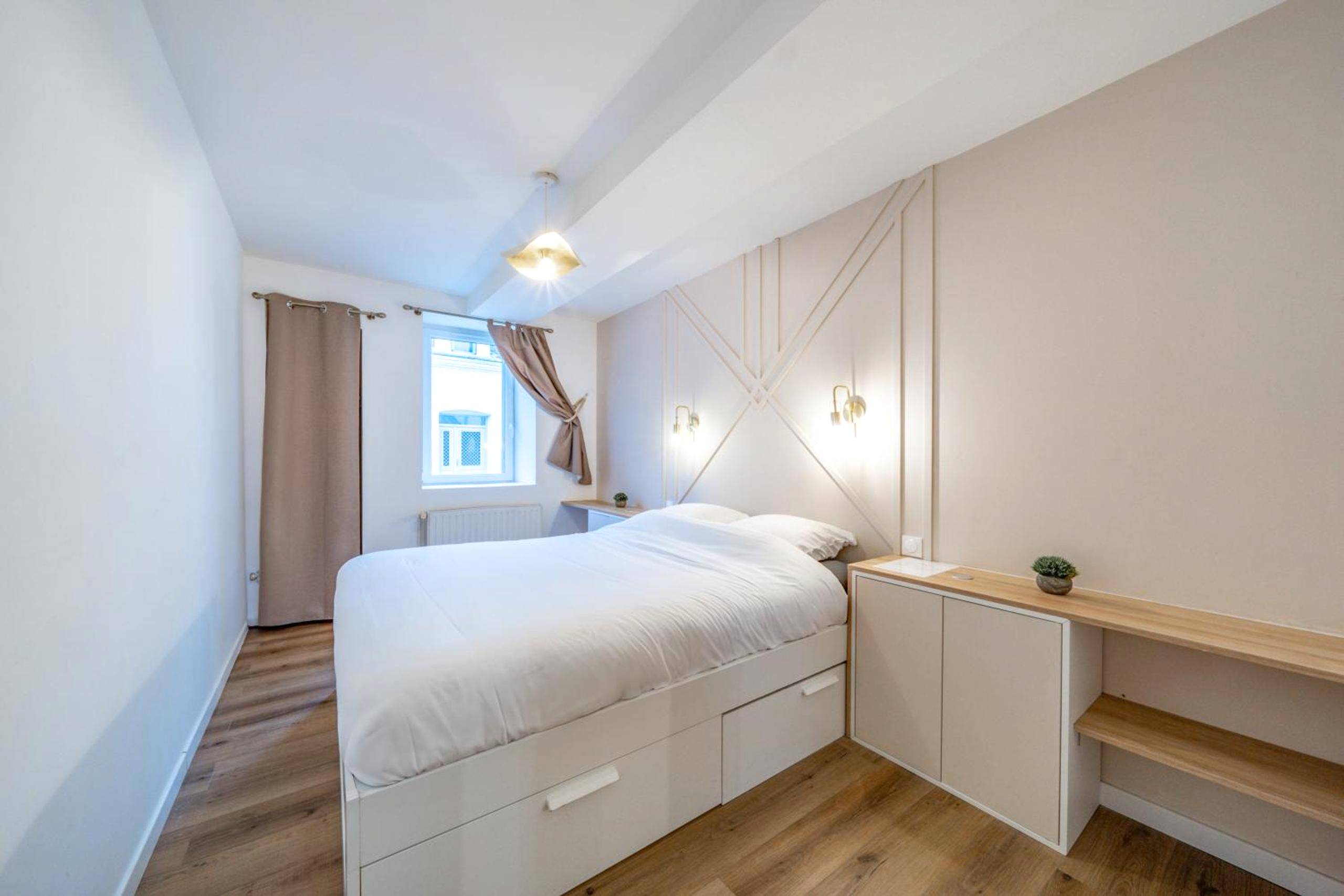 Chambre épurée avec lit double et rangements - L'Evasion Amboise, Sauna Jacuzzi