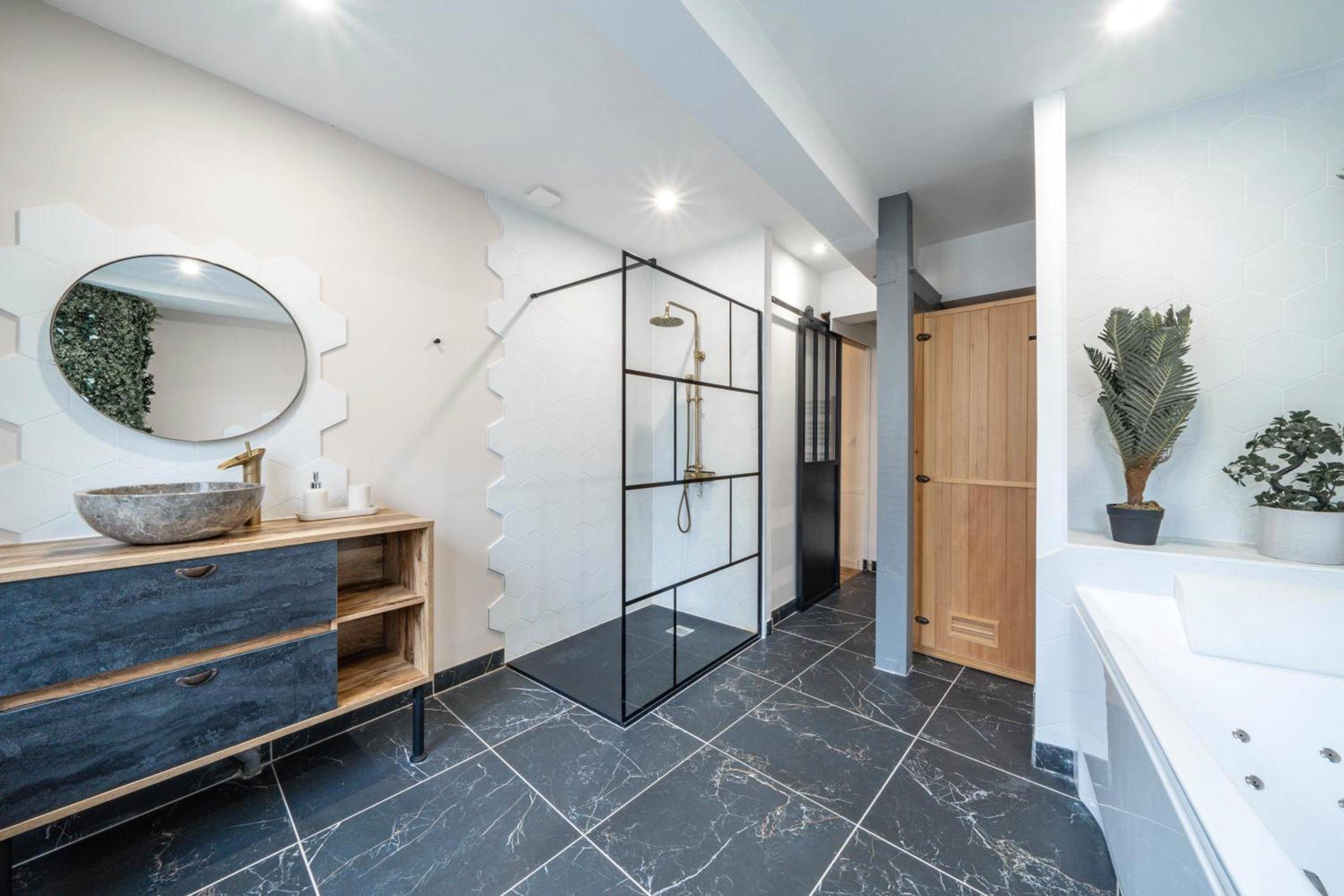 Espace bien - être avec sauna et douche - L'Evasion Amboise, Sauna Jacuzzi