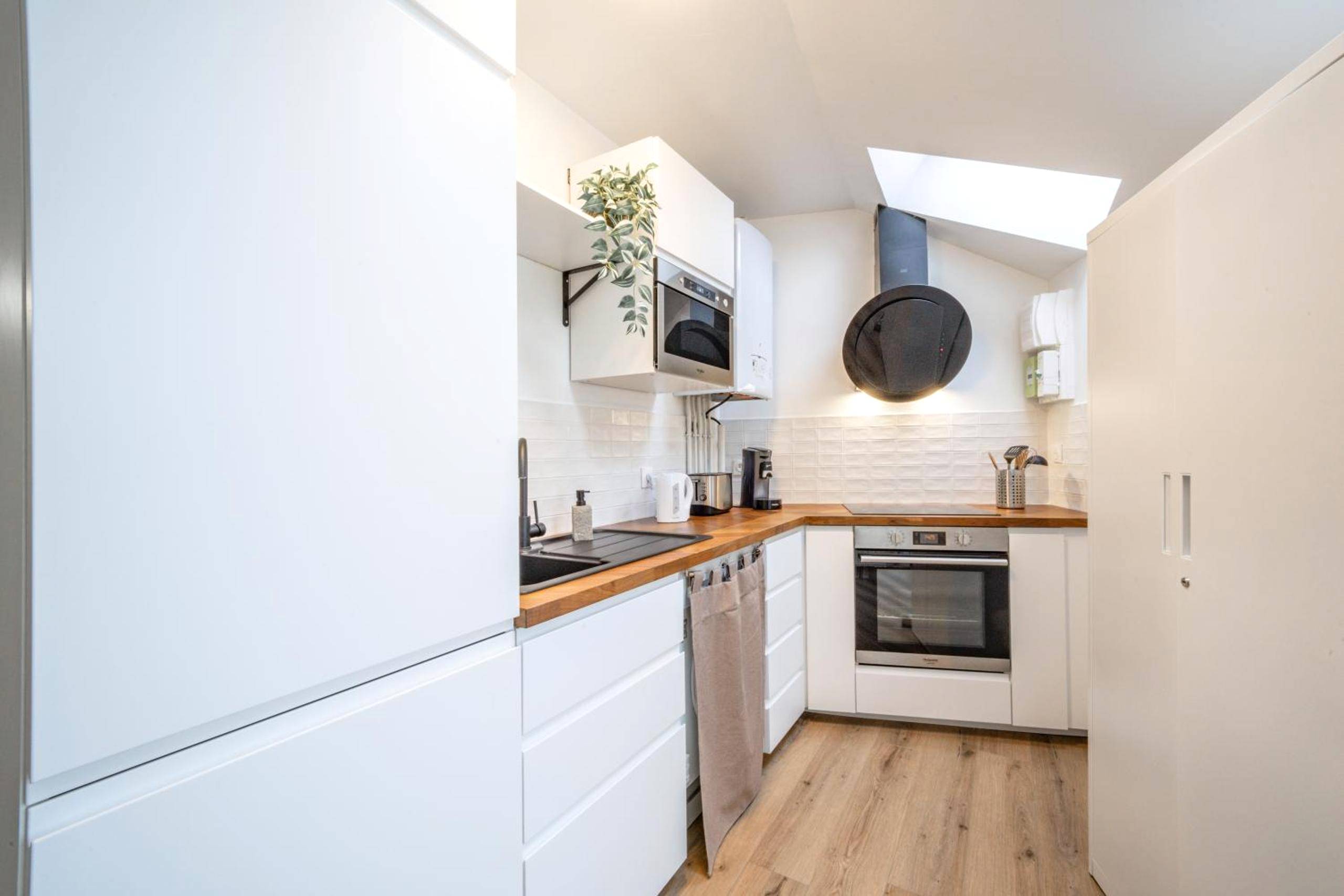 Cuisine équipée moderne avec plan de travail bois - L'Evasion Amboise, Sauna Jacuzzi