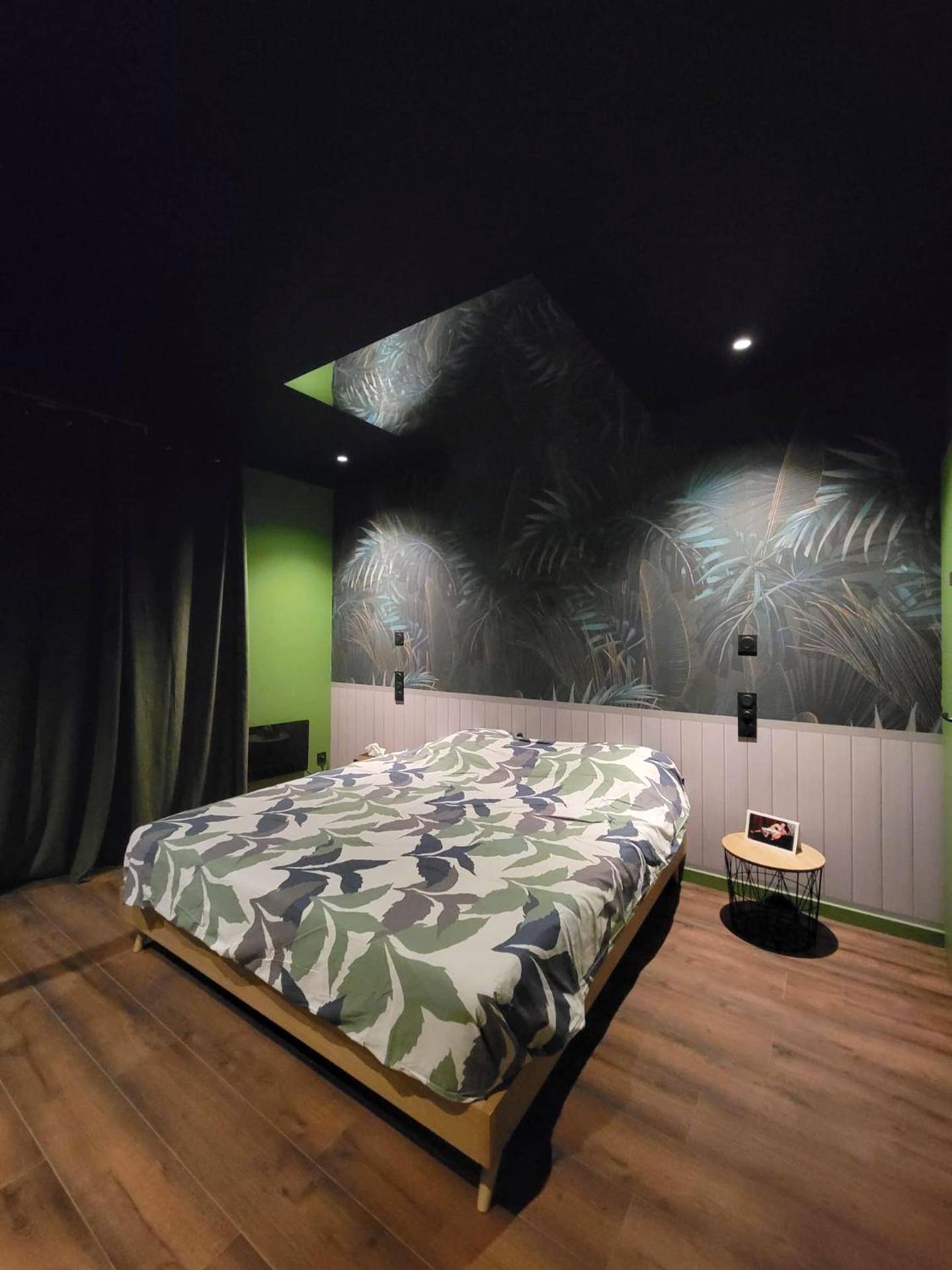 Lit double avec parure à motifs tropicaux - Évasion Sauvage Love Room