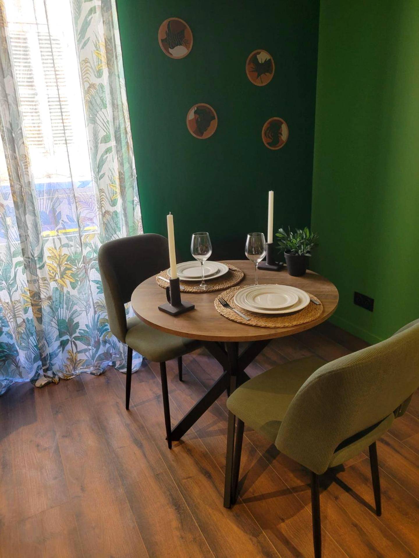 Table ronde dressée pour un dîner romantique - Évasion Sauvage Love Room