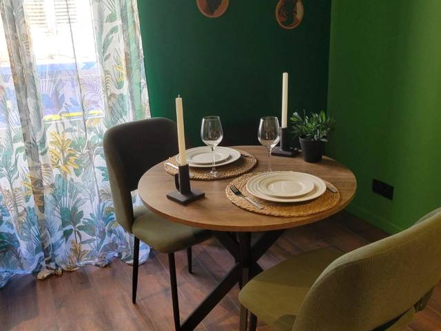 Table ronde dressée pour un dîner romantique - Évasion Sauvage Love Room