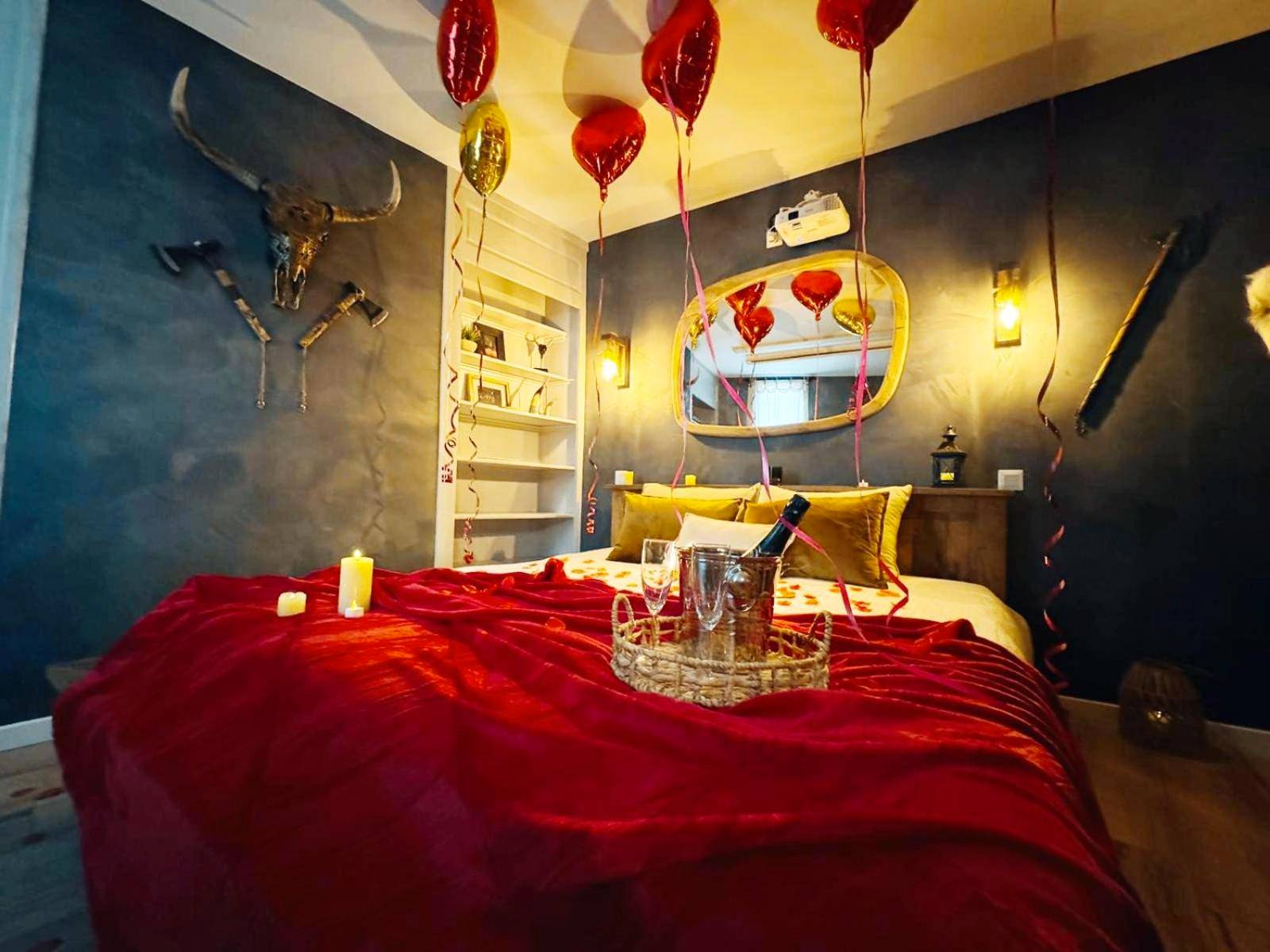 Lit romantique avec ballons et champagne - Love Room Amiens - L'Evasion Scandinave, SPA XXL, Écran cinéma, Lit king...
