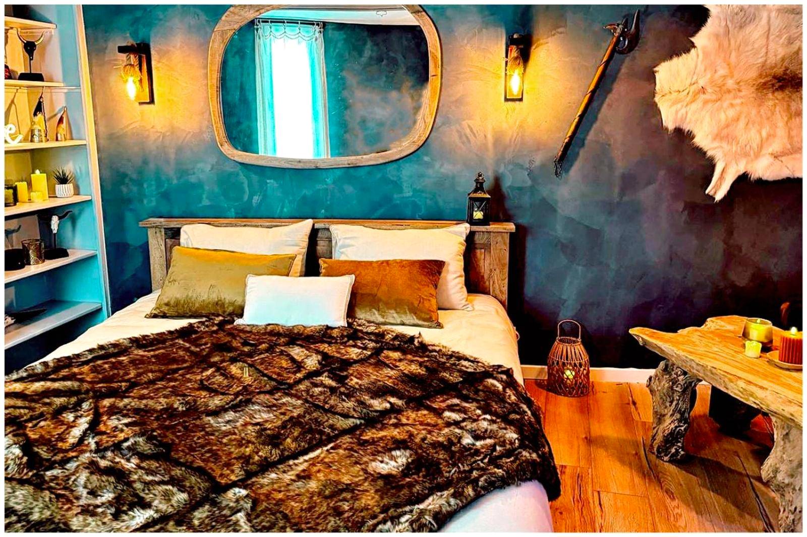 Chambre à la décoration rustique et peau de bête - L'Evasion Scandinave, SPA XXL, Écran cinéma, Lit king size, day use,...