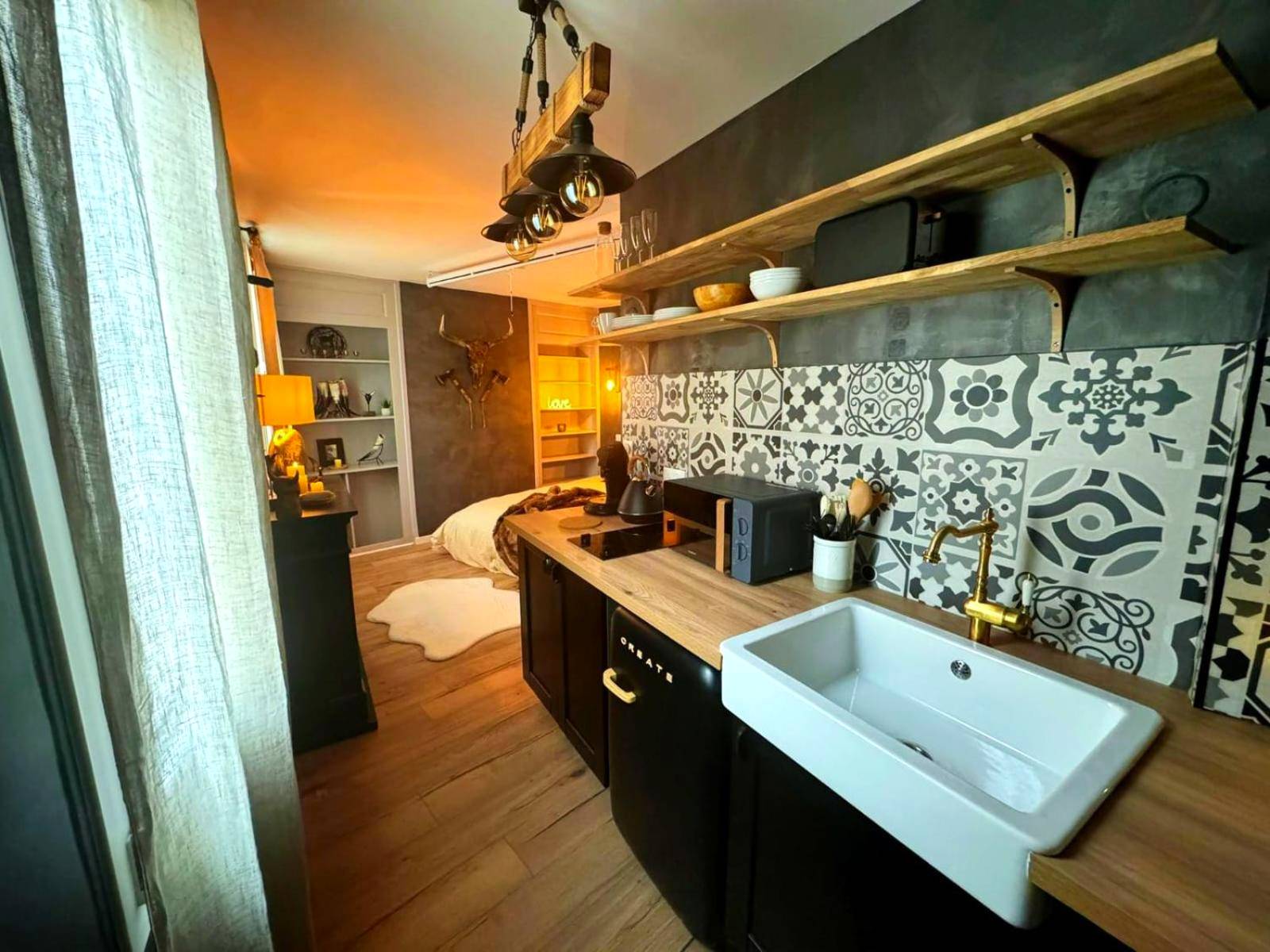 Cuisine équipée avec crédence en carreaux de ciment - L'Evasion Scandinave, SPA XXL, Écran cinéma, Lit king size, day...