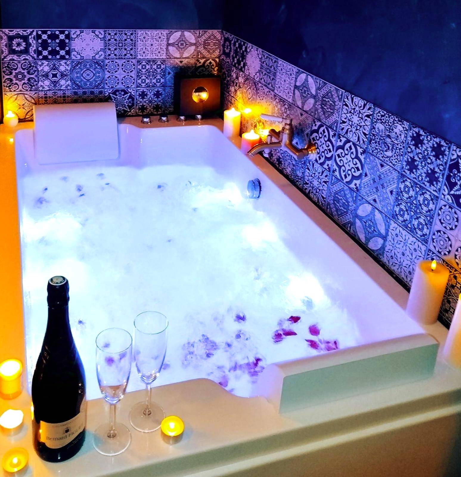 Baignoire balnéo avec pétales et bougies - L'Evasion Scandinave, SPA XXL, Écran cinéma, Lit king size, day use, 10 min centre