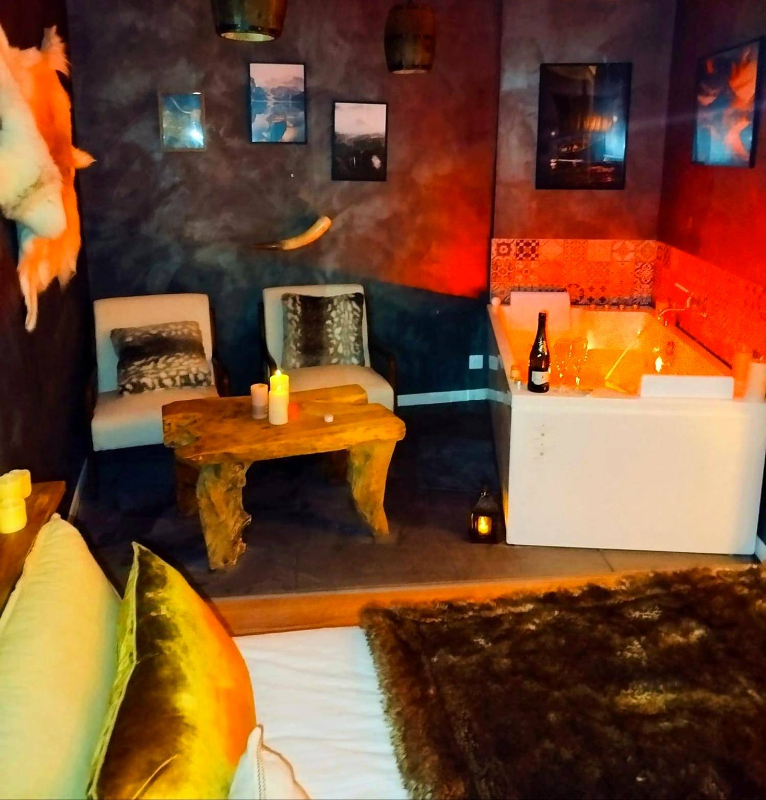 Espace détente avec jacuzzi et mobilier en bois - L'Evasion Scandinave, SPA XXL, Écran cinéma, Lit king size, day use,...