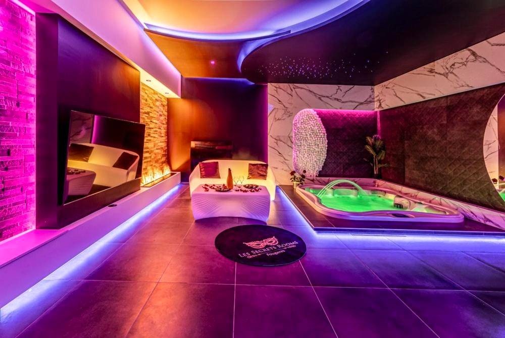 Salon moderne avec jacuzzi et néons violets - Evasion sensuelle et charnelle SPA
