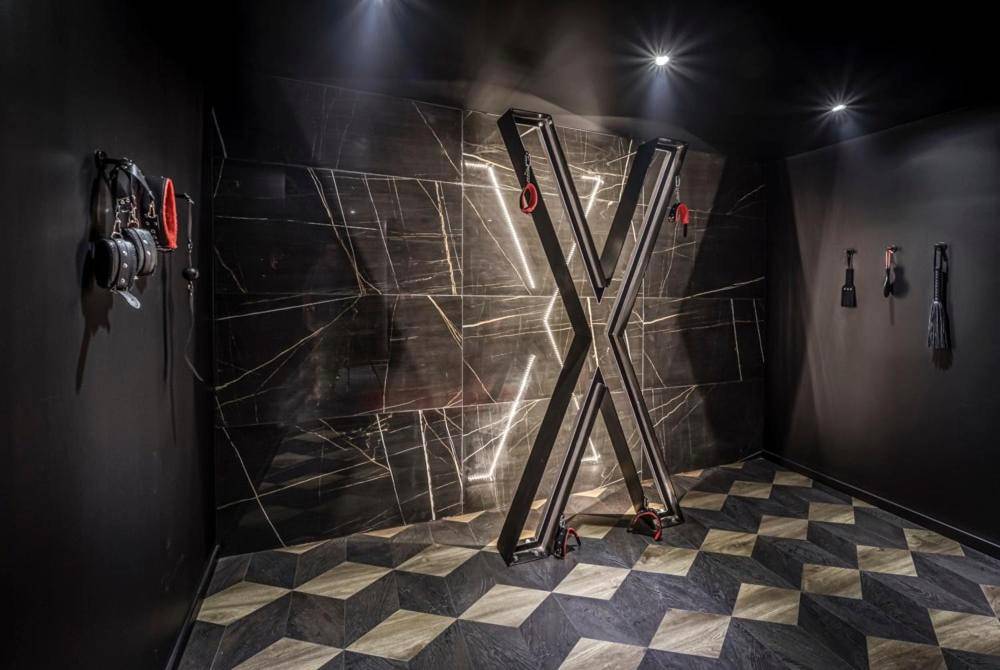 Croix de Saint - André et accessoires érotiques - Evasion sensuelle et charnelle SPA