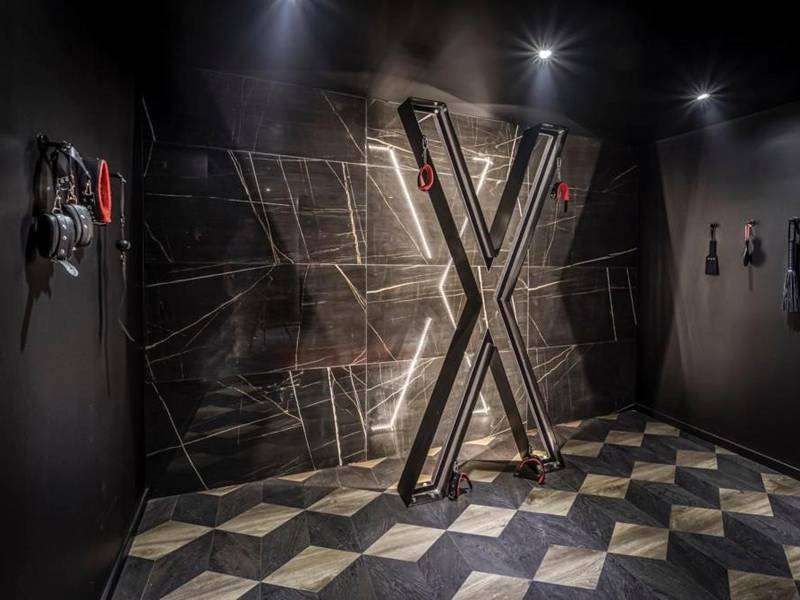 Croix de Saint - André et accessoires érotiques - Evasion sensuelle et charnelle SPA