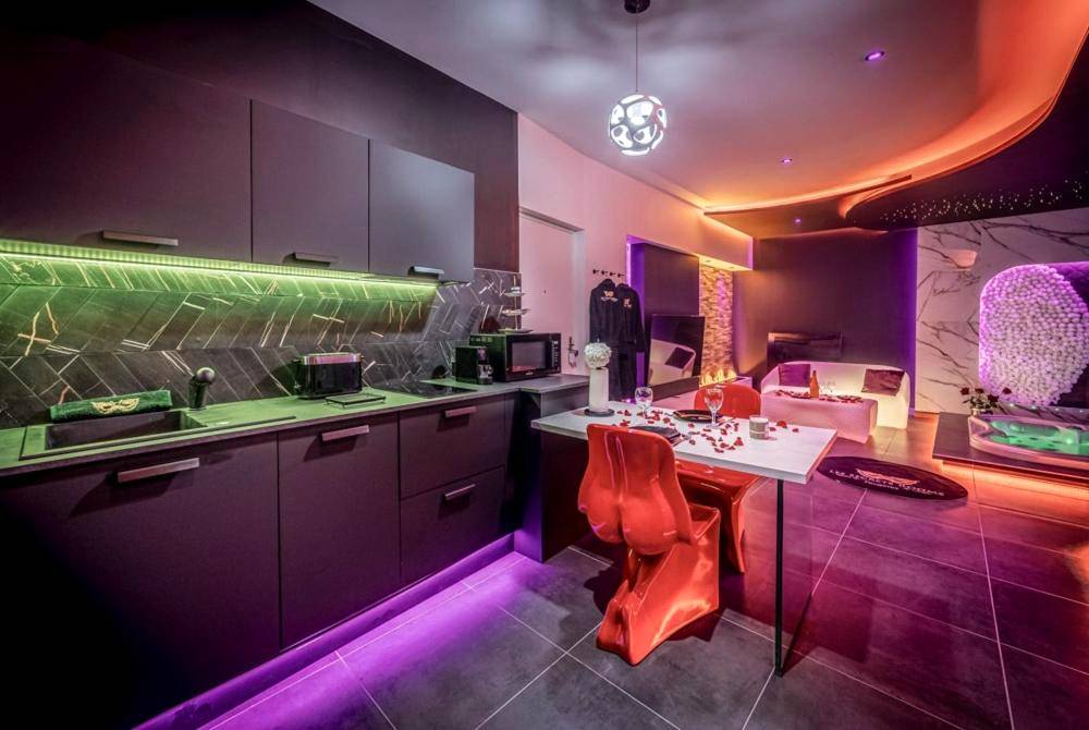 Cuisine équipée et coin repas romantique - Evasion sensuelle et charnelle SPA