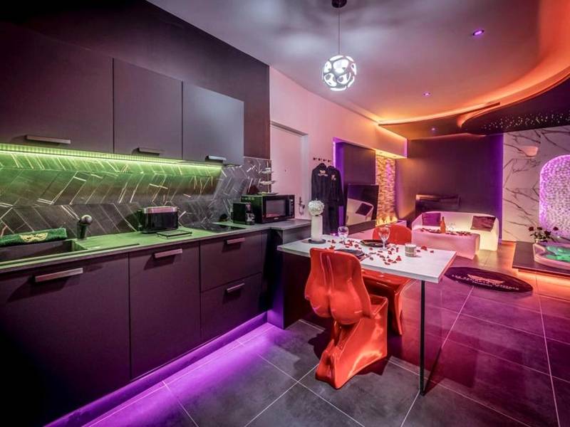 Cuisine équipée et coin repas romantique - Evasion sensuelle et charnelle SPA