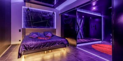 Chambre avec lit king size et cœur en pétales - Evasion sensuelle et charnelle SPA