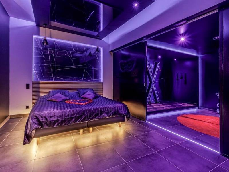 Chambre avec lit king size et cœur en pétales - Evasion sensuelle et charnelle SPA