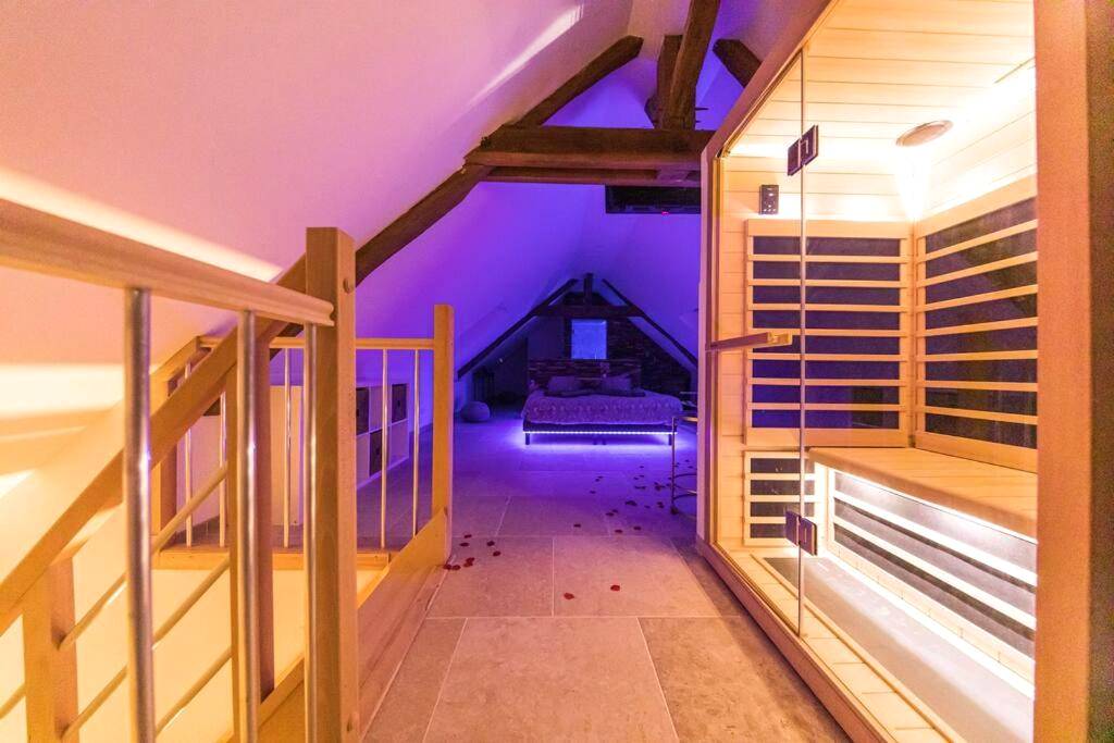 Sauna et chambre sous combles avec LED violettes - Love Room Saint - Cyr - sur - Loire - L'évasion - SPA - Hammam -...