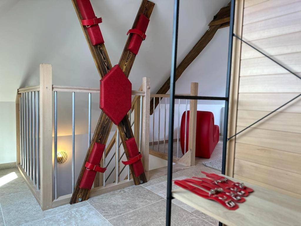 Croix de Saint - André en bois et cuir rouge - L'évasion - SPA - Hammam - Sauna Illimité - 2 à 4 pers