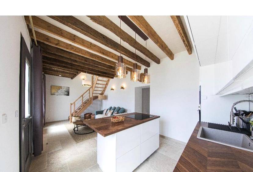 Cuisine moderne ouverte sur salon avec poutres - L'évasion - SPA - Hammam - Sauna Illimité - 2 à 4 pers