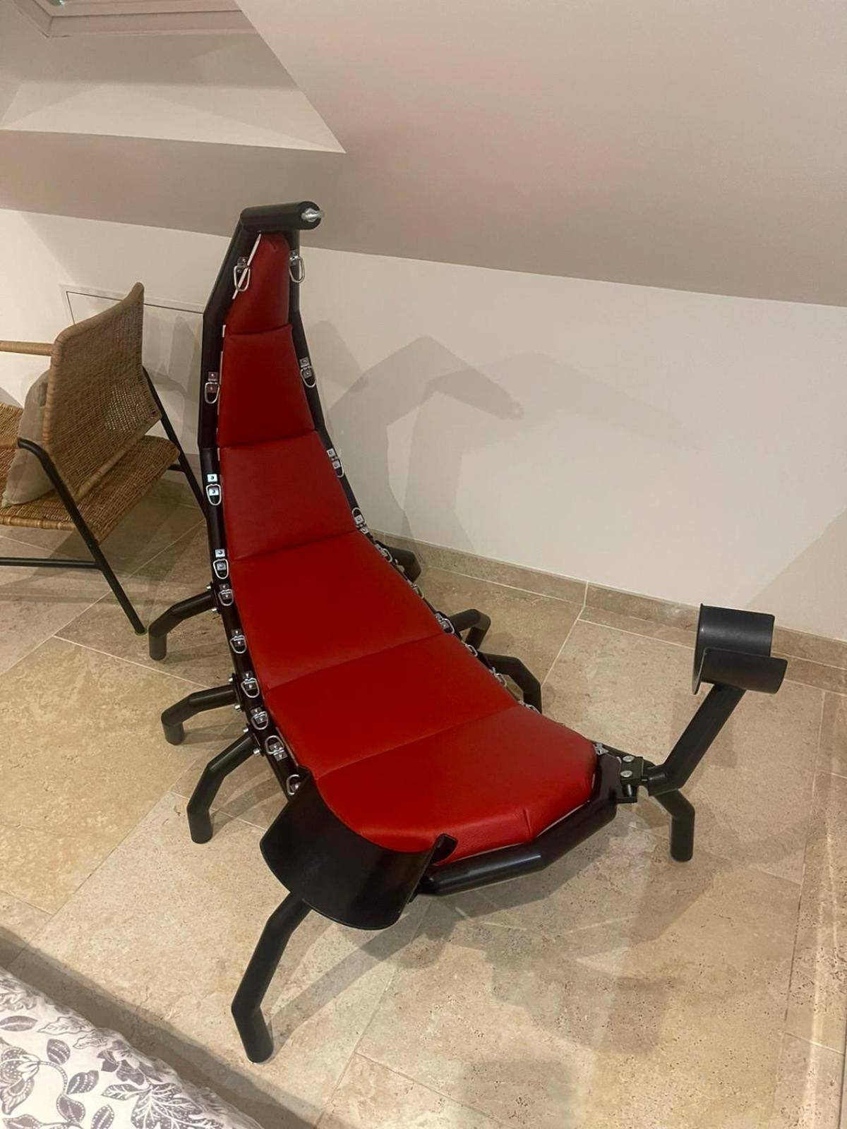Fauteuil de relaxation ergonomique rouge et noir - L'évasion - SPA - Hammam - Sauna Illimité - 2 à 4 pers
