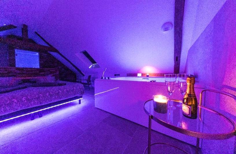 Jacuzzi privatif et champagne sous lumière néon - L'évasion - SPA - Hammam - Sauna Illimité - 2 à 4 pers