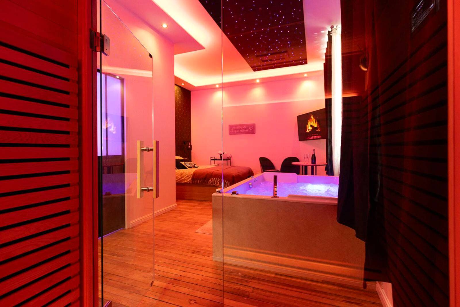 Jacuzzi privatif et sauna sous ciel étoilé - Love Room Dijon - Evasion Spa