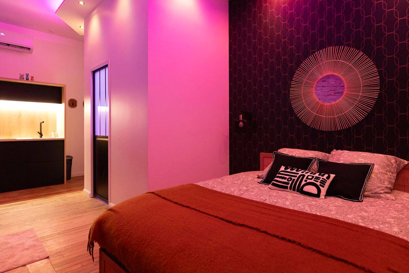 Lit double avec décoration murale design - Evasion Spa