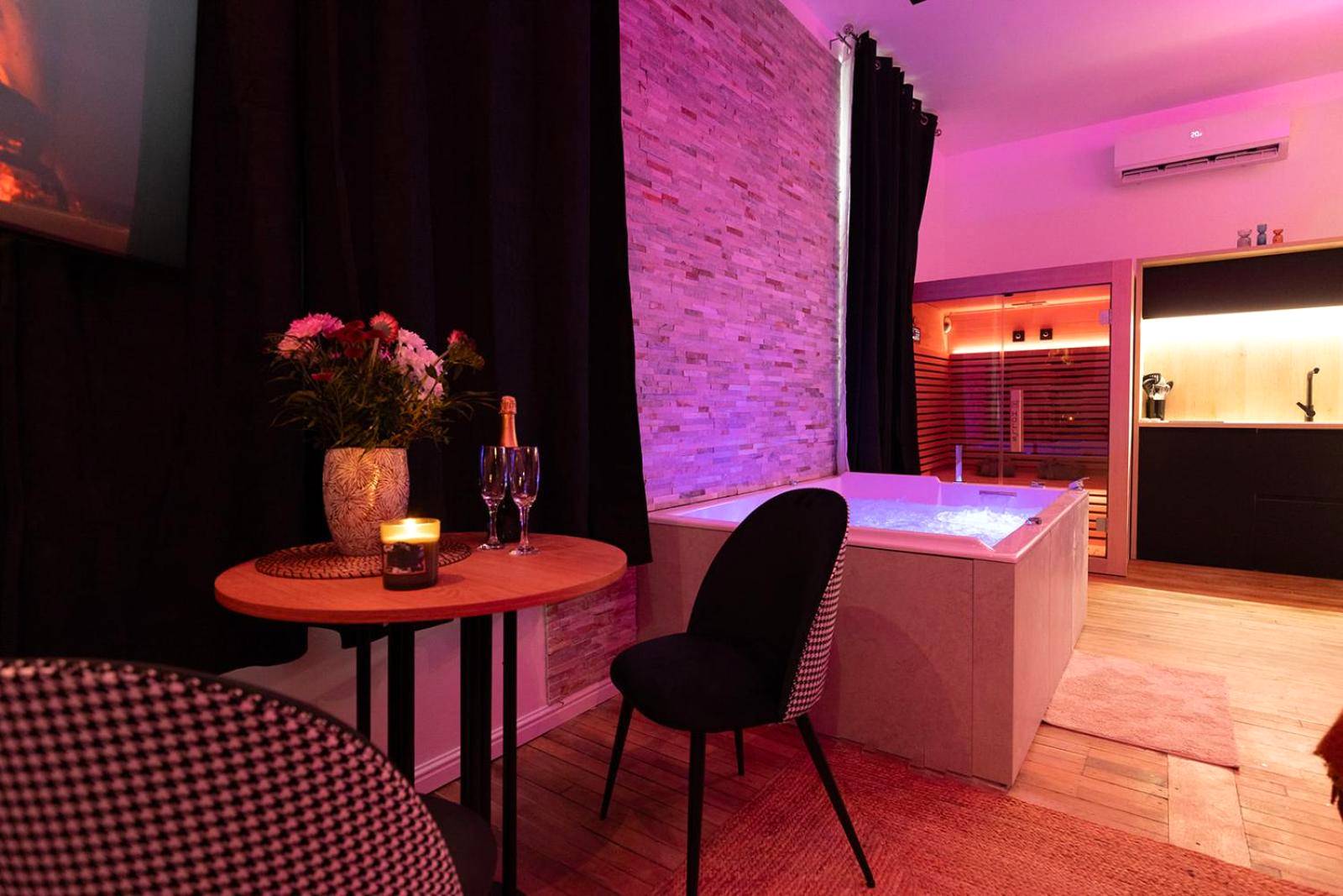 Espace dînatoire romantique face au jacuzzi - Evasion Spa