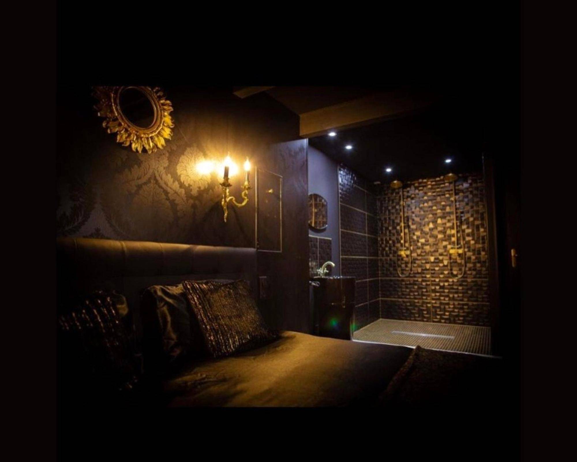 Vue principale - Love Room Roquecor - L'évéa Suite Romantique Spa & Sauna