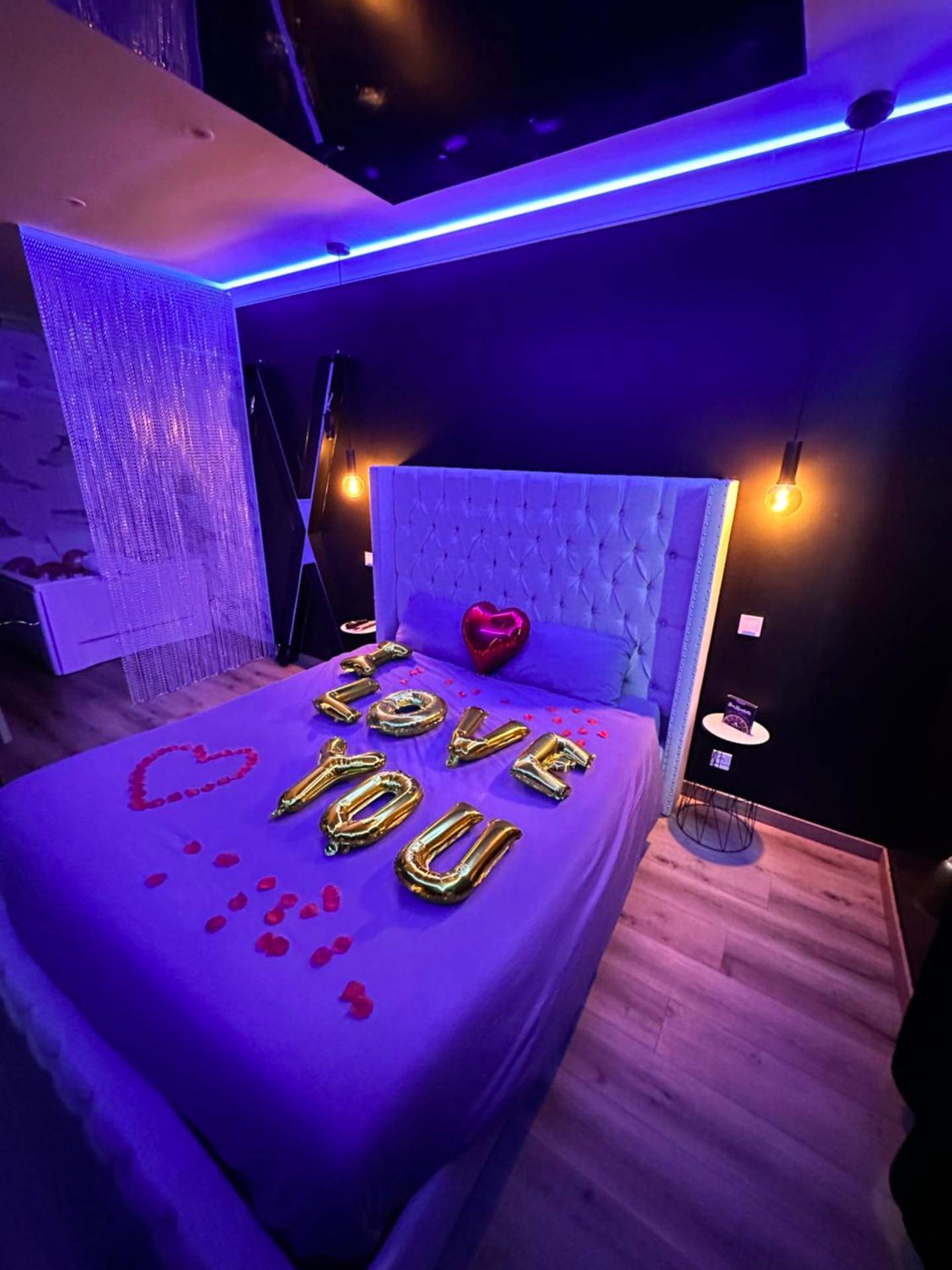 Lit avec ballons Love You et pétales de rose - Love Room Saint - Gervais - la - Forêt - Exclusive Room BLOIS - Love Room