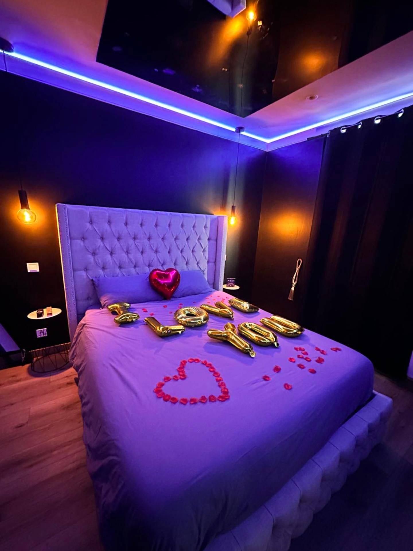 Chambre romantique avec éclairage LED bleu - Exclusive Room BLOIS - Love Room