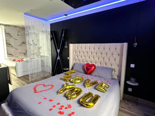 Suite avec miroir au plafond et croix de Saint - André - Exclusive Room BLOIS - Love Room